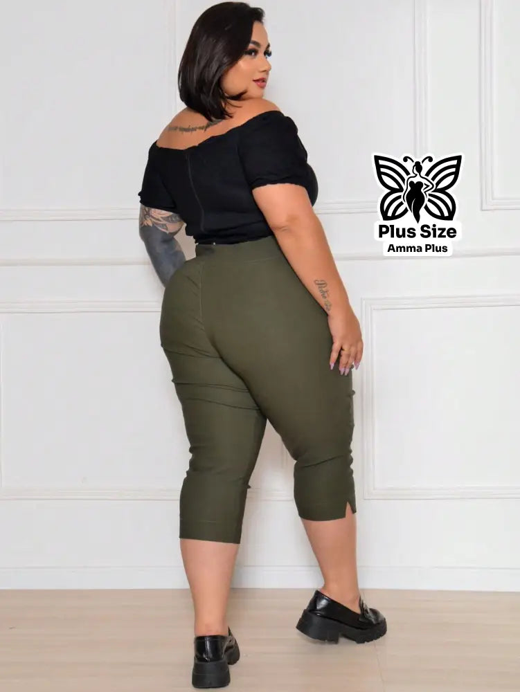 Calça Capri Justa Com Cinto E Bolsos Laterais Plus Size - Amma Plus