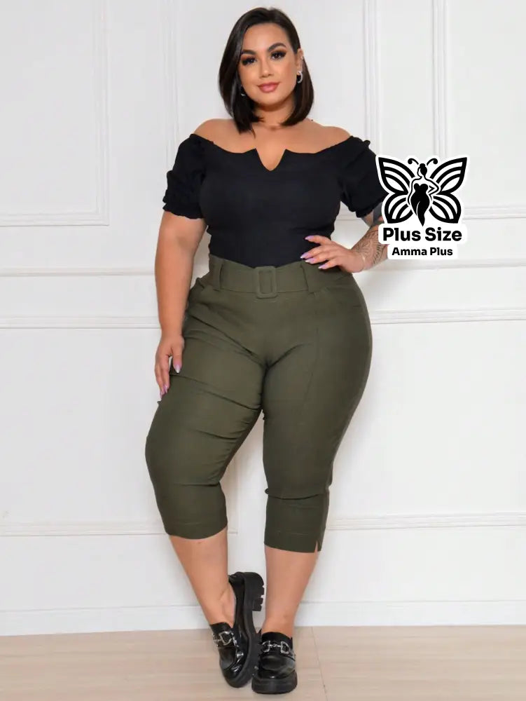 Calça Capri Justa Com Cinto E Bolsos Laterais Plus Size - Amma Plus