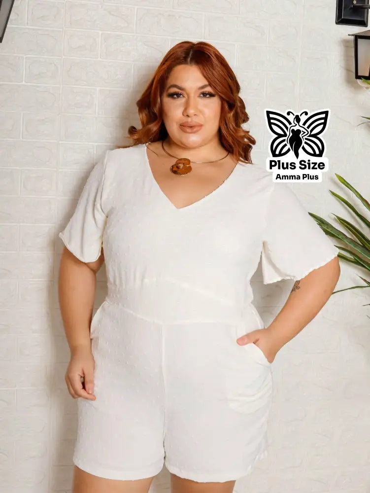 Macaquinho Decote V Com Manga Curta E Bolsos Plus Size - Amma Plus