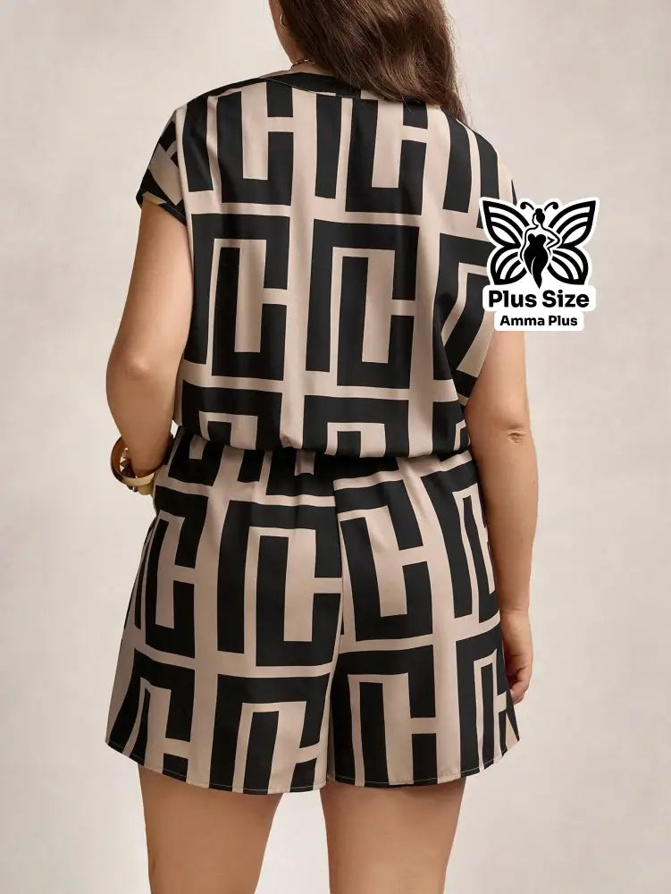 Macaquinho Estampado Geométrico Labirinto Com Botões Frontais Plus Size - Amma Plus