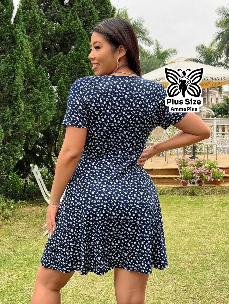 Vestido Curto Transpassado Estampado Floral Plus Size