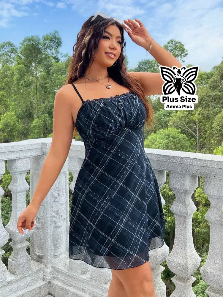 Vestido Curto Xadrez com Babado no Decote Plus Size