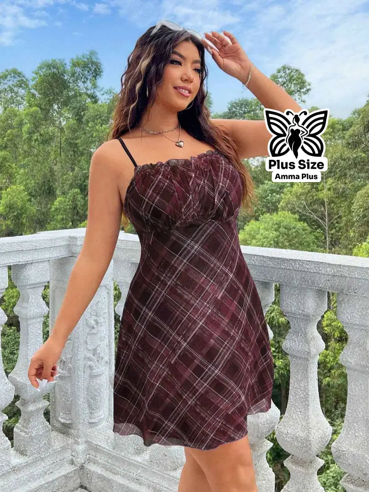 Vestido Curto Xadrez com Babado no Decote Plus Size