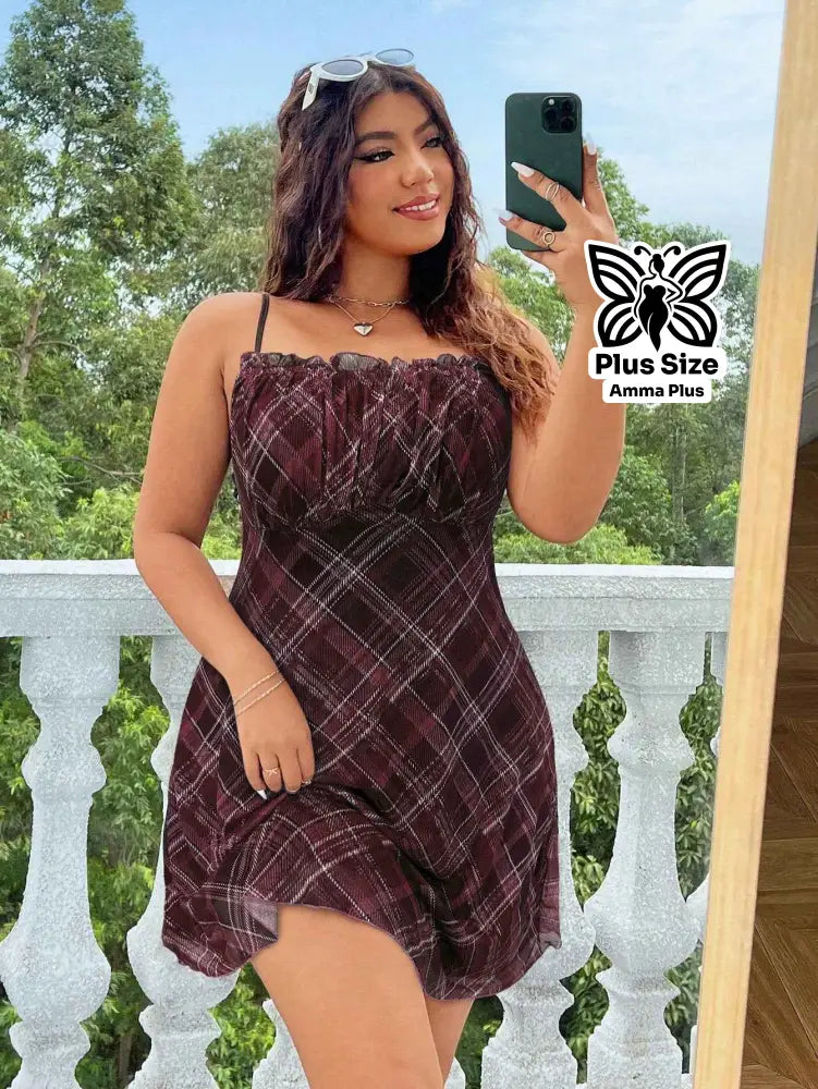 Vestido Curto Xadrez com Babado no Decote Plus Size