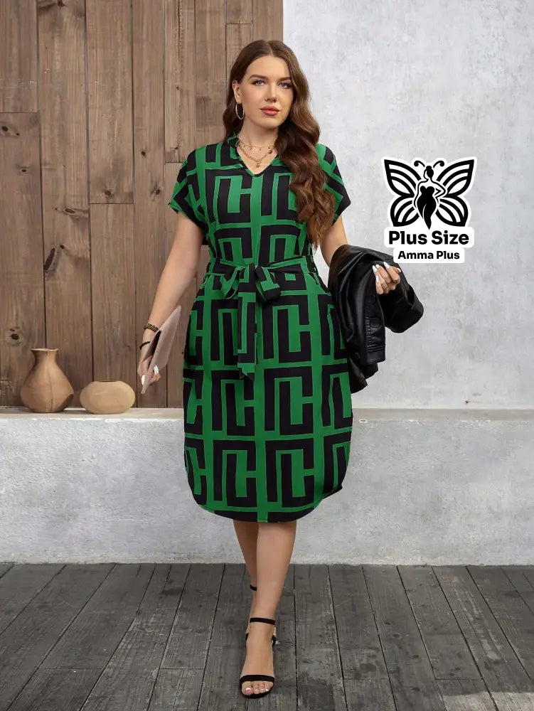 Vestido Estampado Geométrico Com Cinto E Manga Curta Plus Size - Amma Plus
