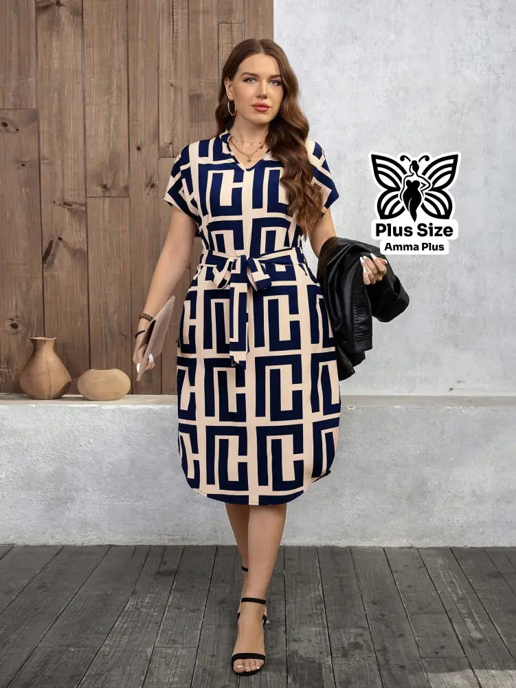 Vestido Estampado Geométrico Com Cinto E Manga Curta Plus Size - Amma Plus