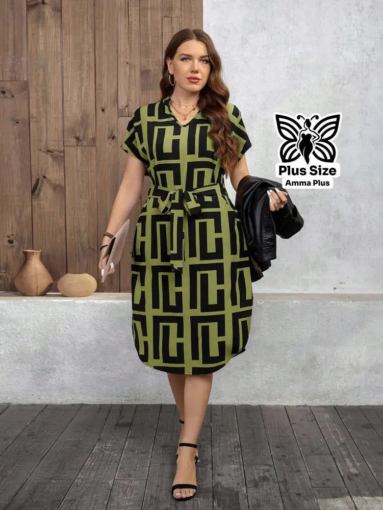Vestido Estampado Geométrico Com Cinto E Manga Curta Plus Size - Amma Plus