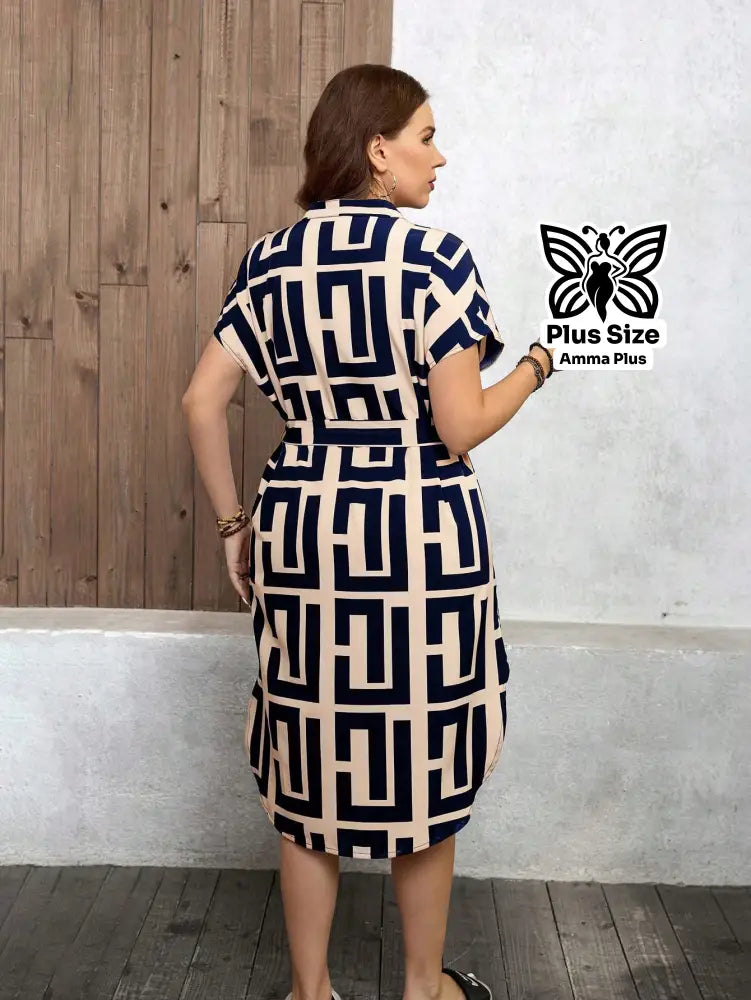 Vestido Estampado Geométrico Com Cinto E Manga Curta Plus Size - Amma Plus