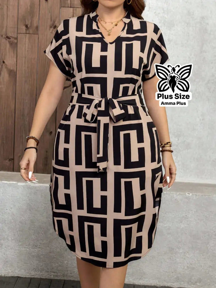 Vestido Estampado Geométrico Com Cinto E Manga Curta Plus Size - Amma Plus