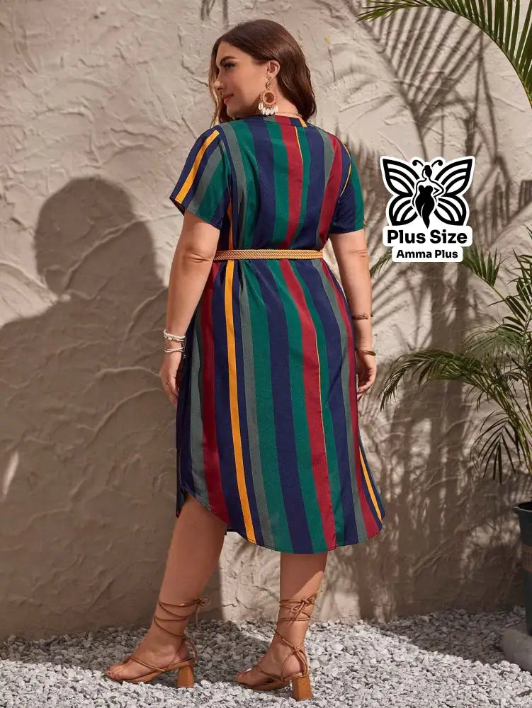 Vestido Midi Listrado Decote V Com Cinto Plus Size