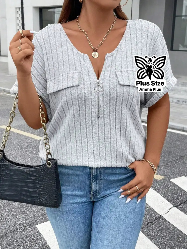 Blusa Canelada Com Zíper E Bolsos Frontais Plus Size - Amma Plus