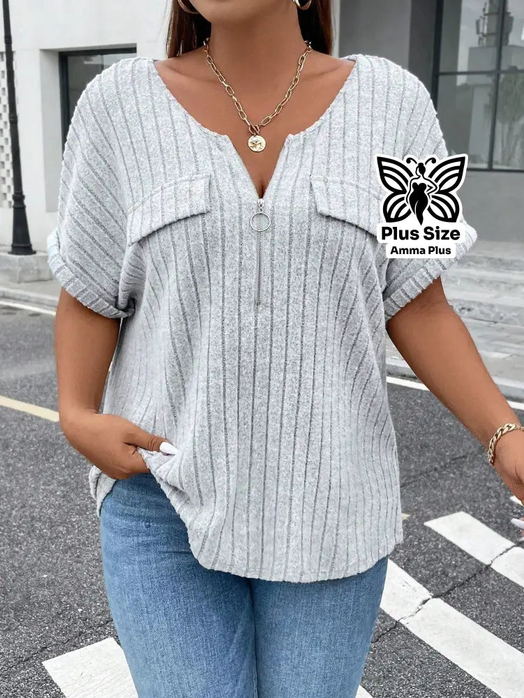 Blusa Canelada Com Zíper E Bolsos Frontais Plus Size - Amma Plus
