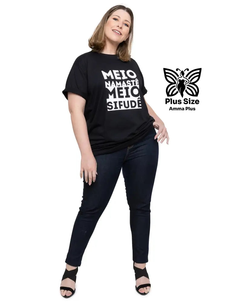 Blusa Estampada Frase Divertida Namastê Plus Size - Amma Plus