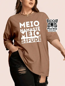 Blusa Estampada Frase Divertida Namastê Plus Size - Amma Plus