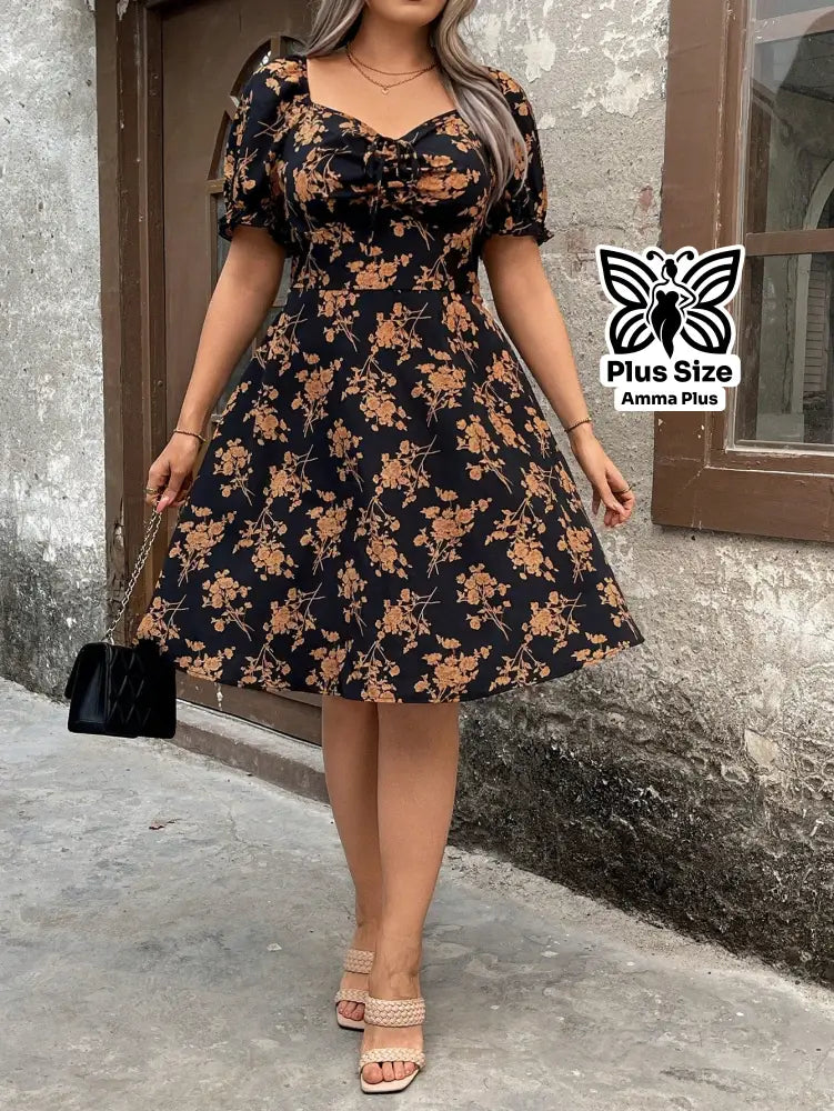 Vestido Curto Floral Decote Coração Com Manga Bufante Plus Size - Amma Plus