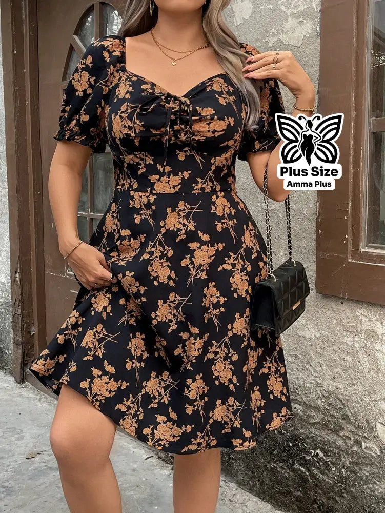 Vestido Curto Floral Decote Coração Com Manga Bufante Plus Size - Amma Plus