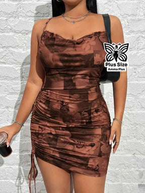 Vestido Curto Justo Estampado com Franzido Plus Size