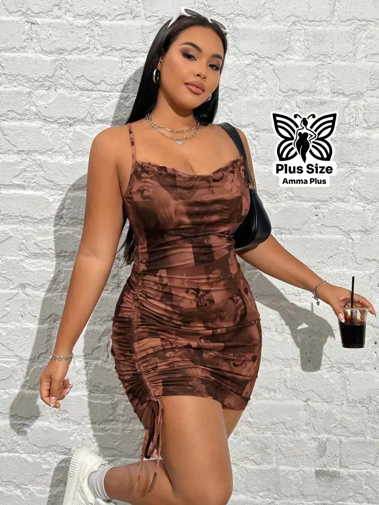 Vestido Curto Justo Estampado com Franzido Plus Size