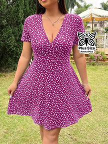 Vestido Curto Transpassado Estampado Floral Plus Size