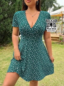 Vestido Curto Transpassado Estampado Floral Plus Size