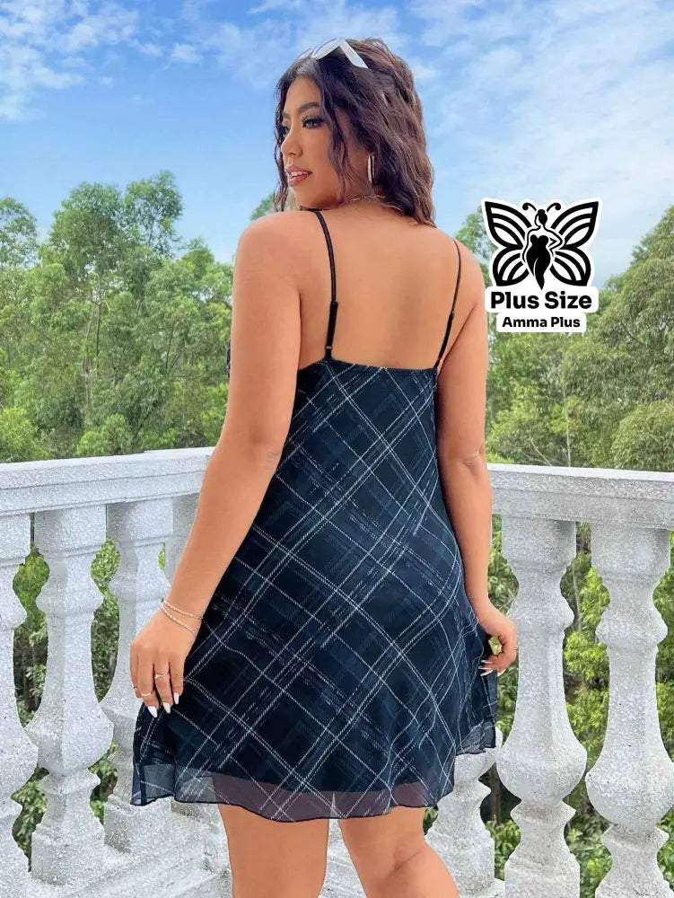 Vestido Curto Xadrez com Babado no Decote Plus Size