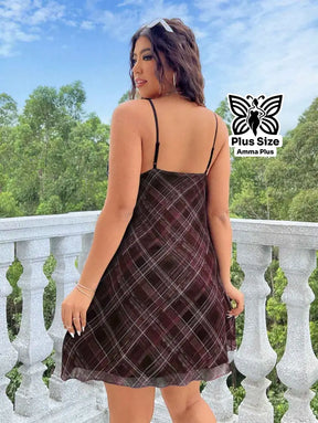 Vestido Curto Xadrez com Babado no Decote Plus Size