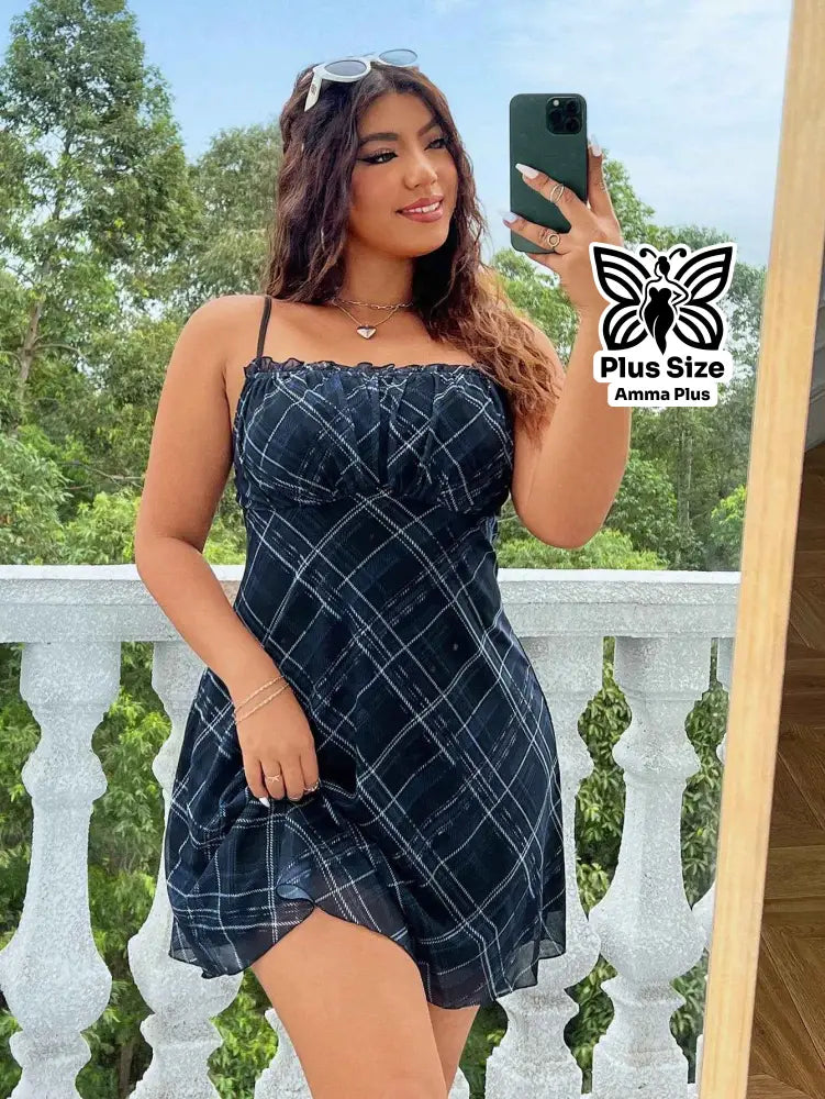 Vestido Curto Xadrez com Babado no Decote Plus Size