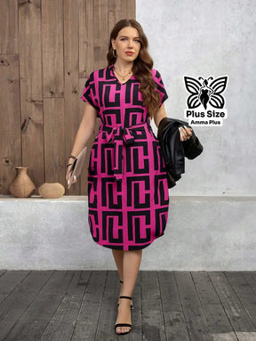 Vestido Estampado Geométrico Com Cinto E Manga Curta Plus Size - Amma Plus