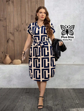 Vestido Estampado Geométrico Com Cinto E Manga Curta Plus Size - Amma Plus