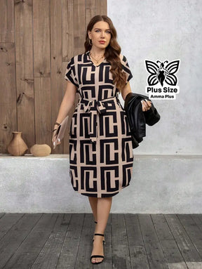 Vestido Estampado Geométrico Com Cinto E Manga Curta Plus Size - Amma Plus