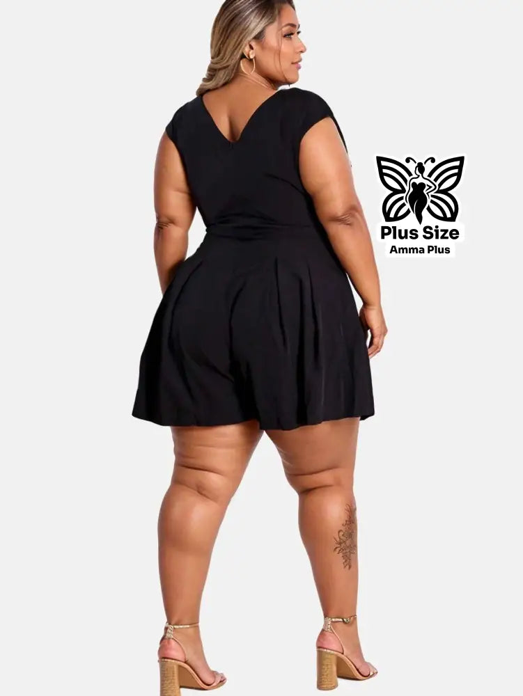 Vestido Macaquinho Curto Com Decote V E Amarração Plus Size