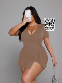 Vestido Macaquinho Envelope Transpassado Com Manga Curta Plus Size - Amma Plus
