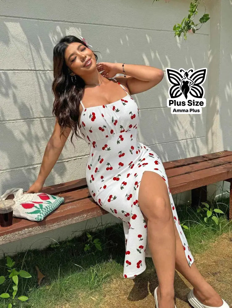 Vestido Midi Canelado Estampa Cereja com Fenda Plus Size